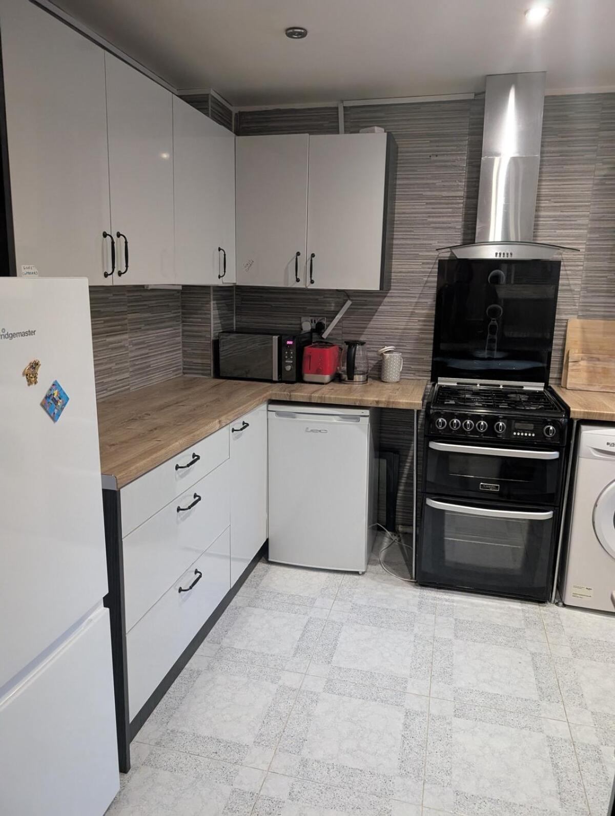 Bright Maisonette Near *